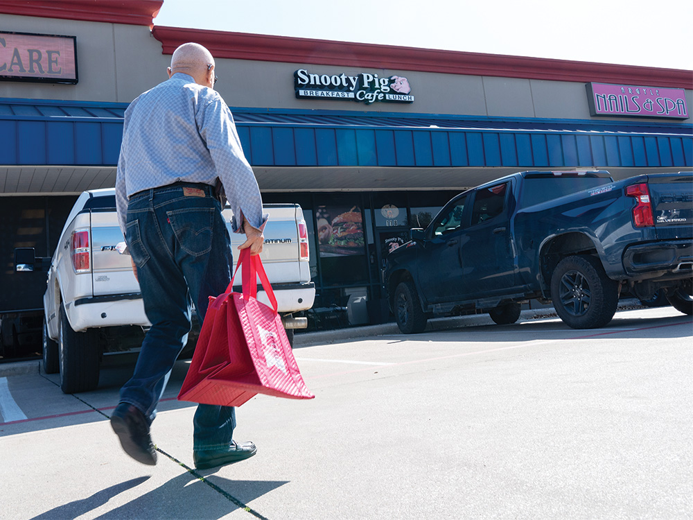 Former CoServ Board Member 87-year-old Curtis Tally delivering meals to people in the Justin community for the Metroport Meals On Wheels in Roaknoke.