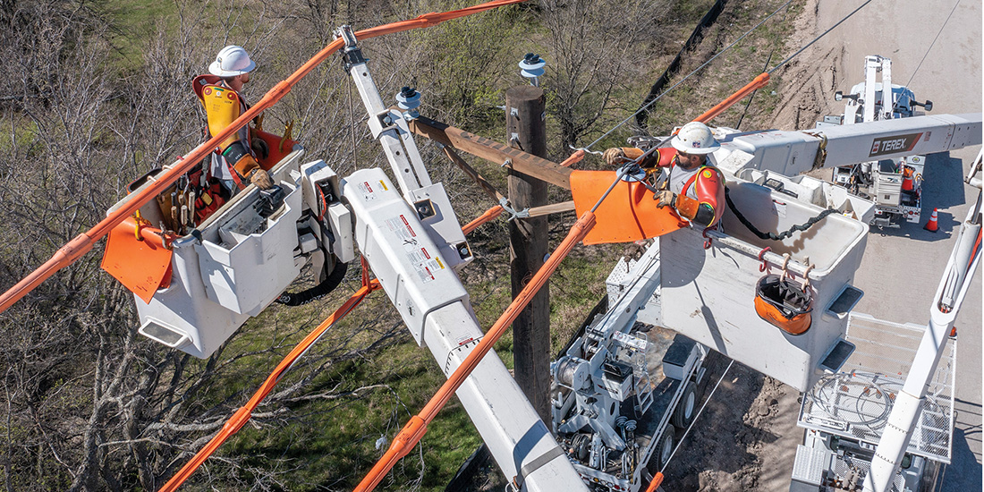 Linemen Setting a new pole in Frisco, along the future extension of Panther Creek Parkway. Photo by Ken Oltmann/CoServ